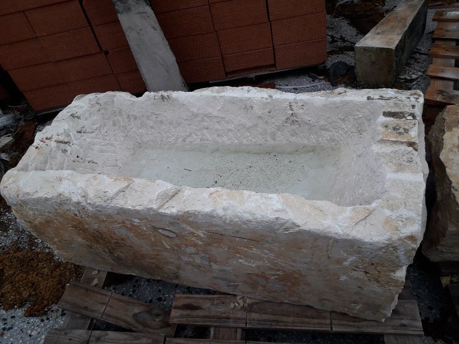 pias em pedra natural para decoração.