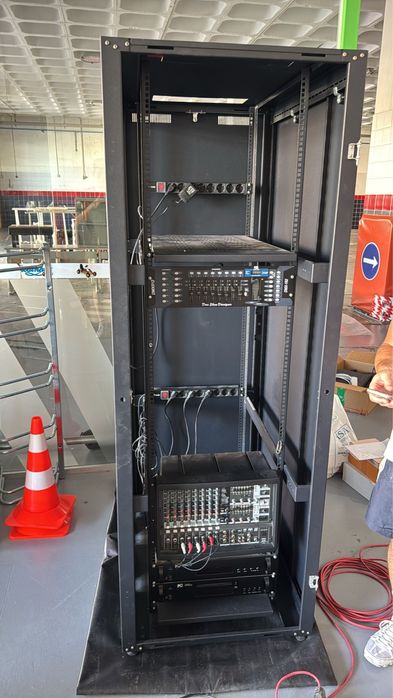 Bastidor informático com portas de 2m