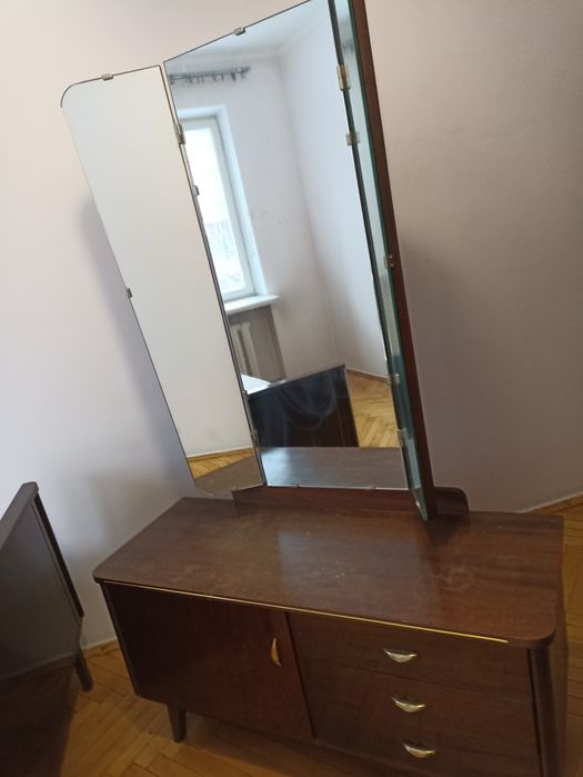 Зеркало з тумбою віддам кому потрібне.