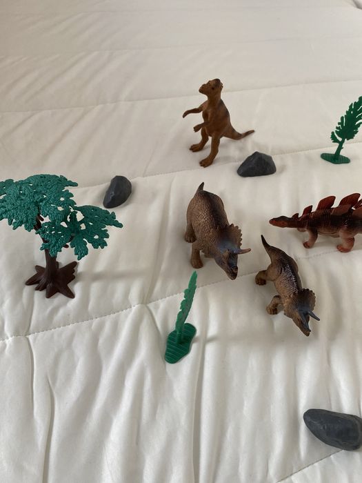 Brinquedo dinossauros de plástico
