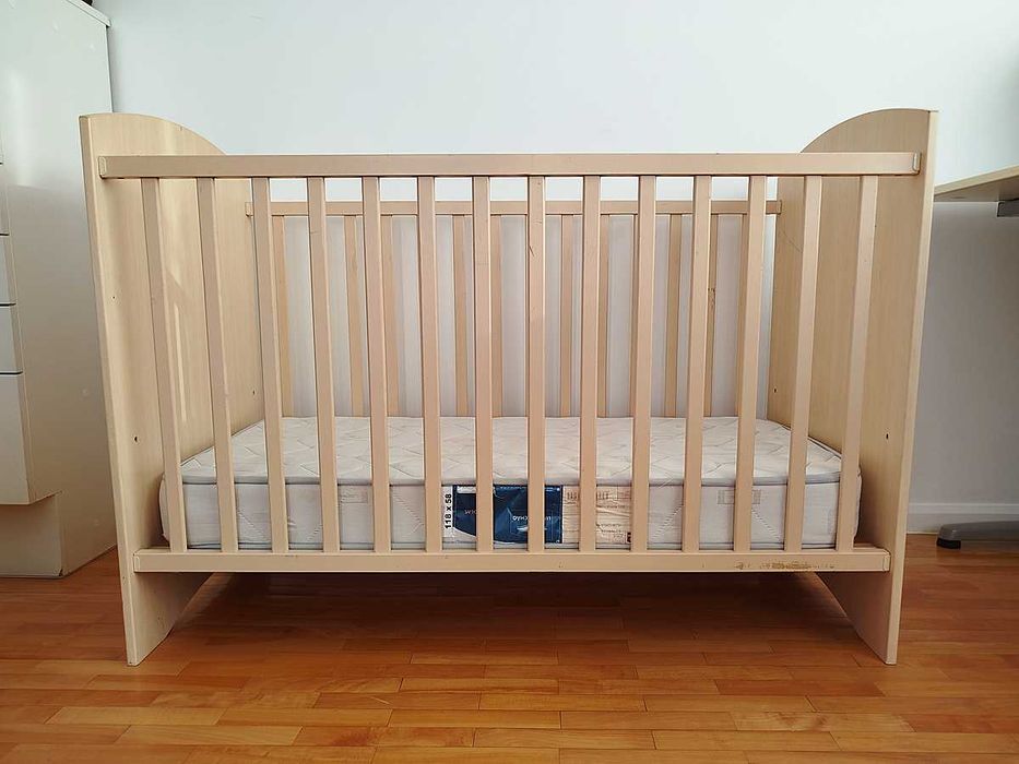 Cama de Bebé em madeira com colchão.