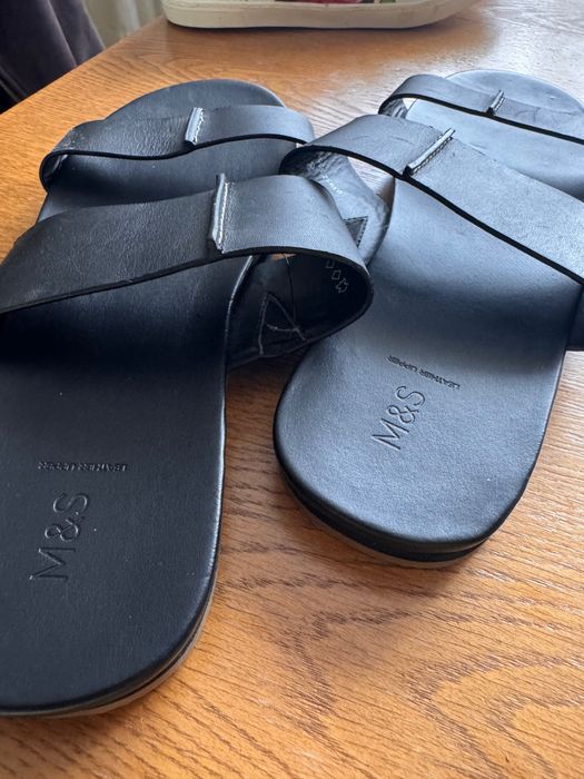 Skórzane klapki Marks and Spencer w rozniarze 41/42