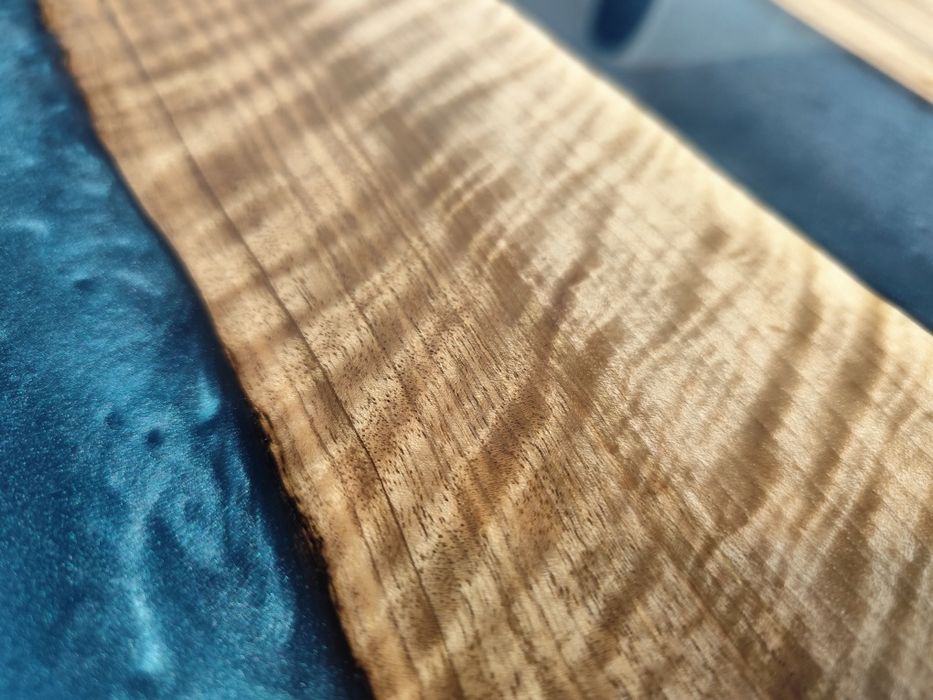 Stolik kawowy Blue Canyon z orzecha włoskiego i żywicy Pracownia Stolarska TheLoveOfWood