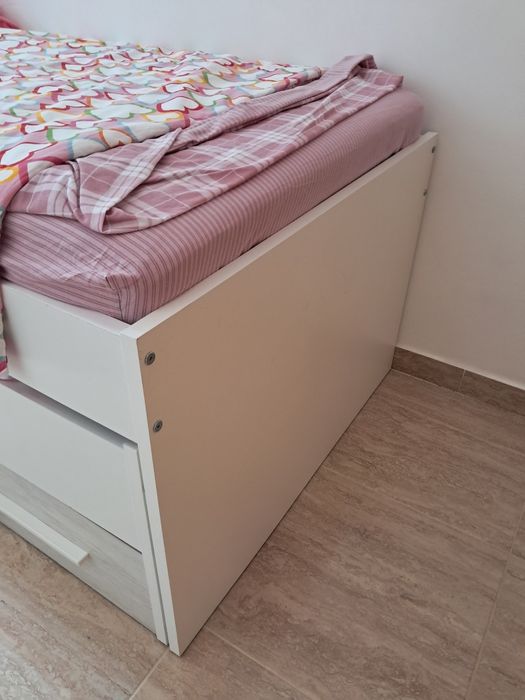 Cama dupla de criança com gavetas e prateleiras