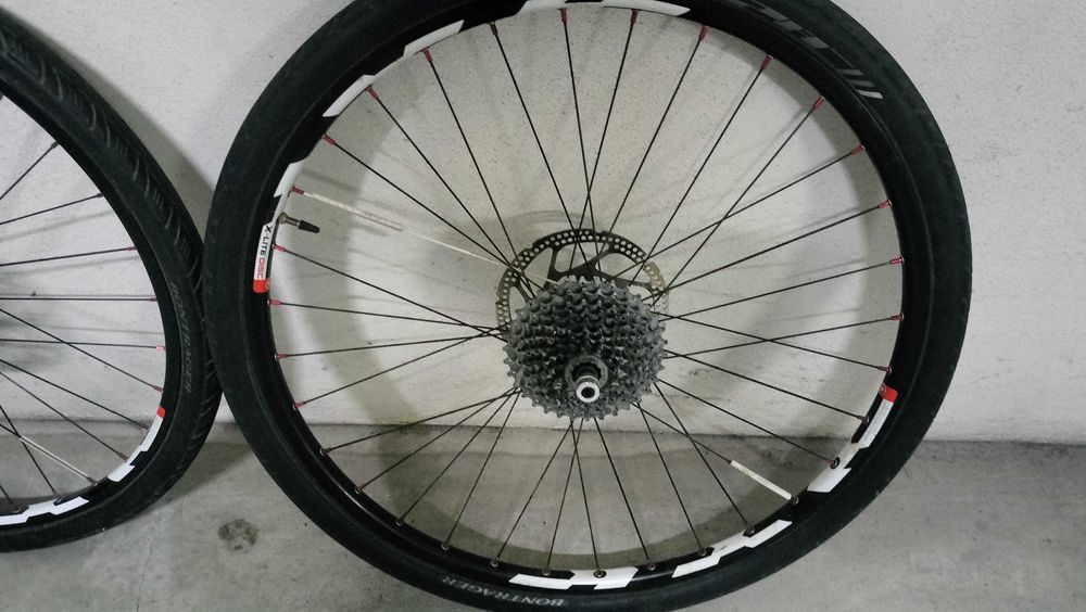 Rolo de Treino TACX Satori e Par de Rodas 26 Completas