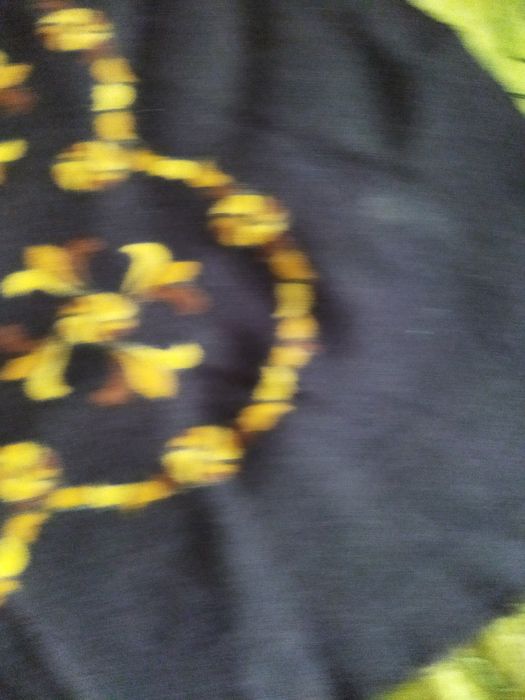 Lenço antigo em lã pura amarelo barra preto .