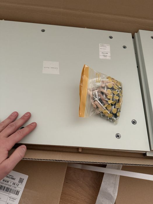 Regał VOX z wysuwaną szufladą na kółkach.