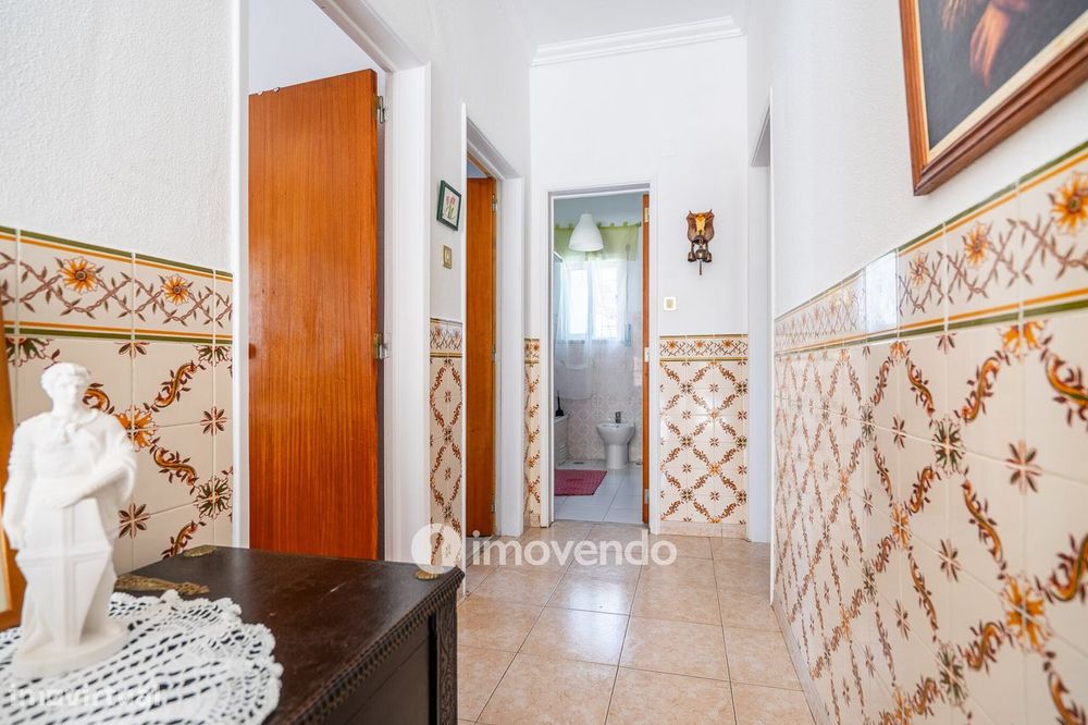 Moradia T4 mais Anexo T1, com jardim, na Caparica