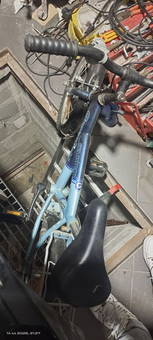 Stolik , pufy ,lustro ,lampy,rower dziecięcy