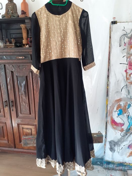 Elegancka sukienka czarno złota w stylu indyjskim