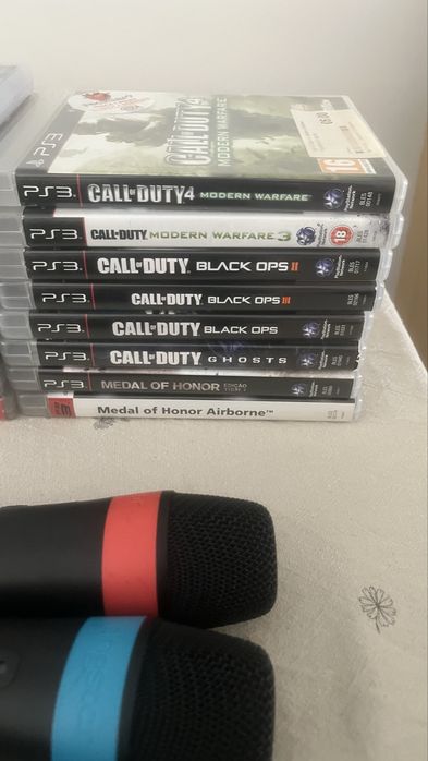 Ps3 com comandos, microfone e varios jogos