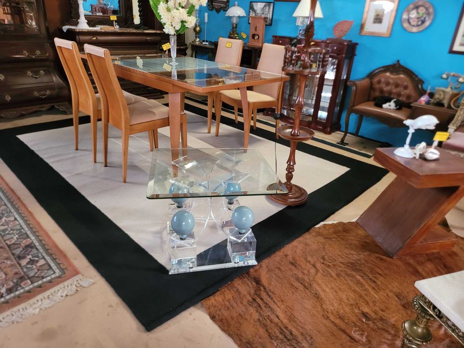 Mesa de centro em acrílico e tampo em vidro - óptimo estado
