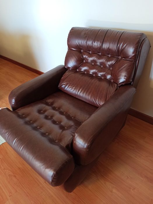 Sofá poltrona vintage em bom estado. Castanha.