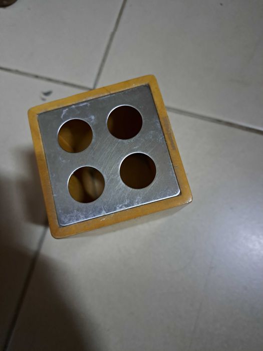 Copo para escovas de dentes em bom estado