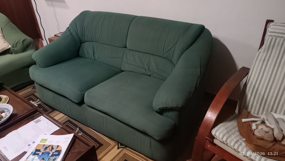 Vendo sofás dois lugares um deles com cama