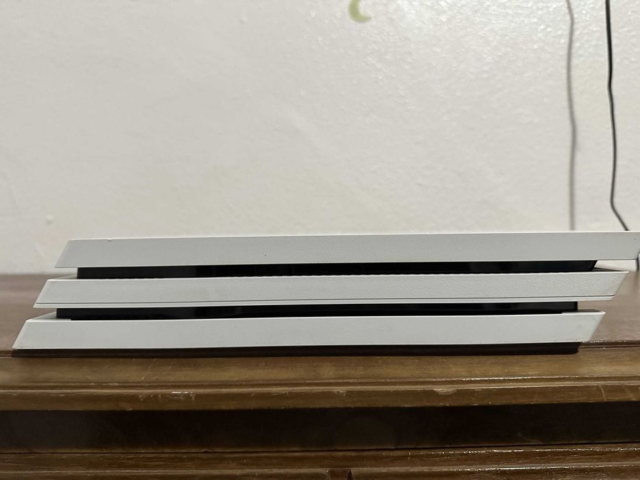 PS4 Pro Branca 1TB & Comando