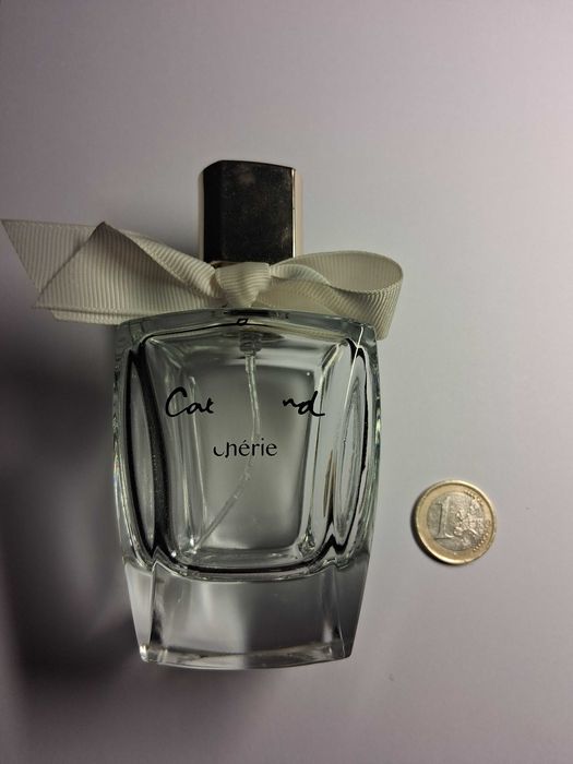 Frascos vazios de perfume colecionador para doação