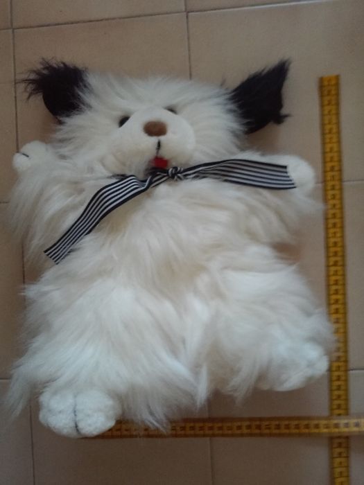 Cão peluche muito fofinho e peludo. Impecável. oferta de portes