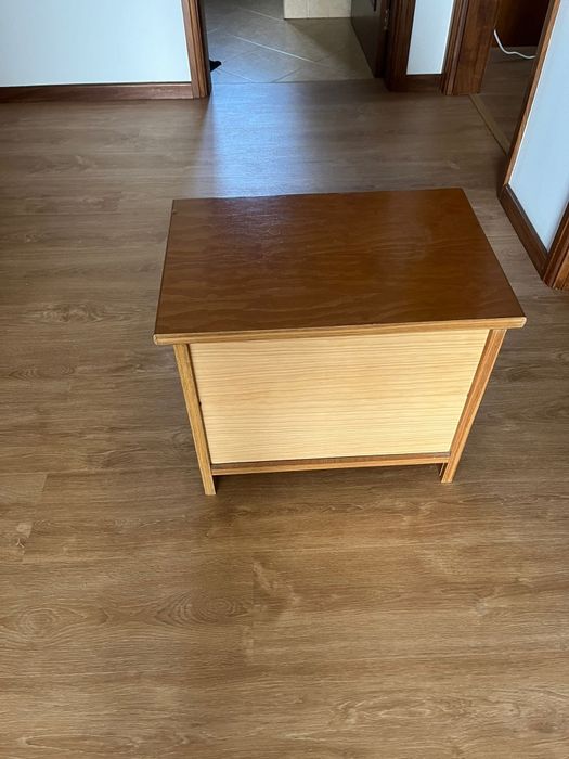 Mesinha de cabeceira camiseiro