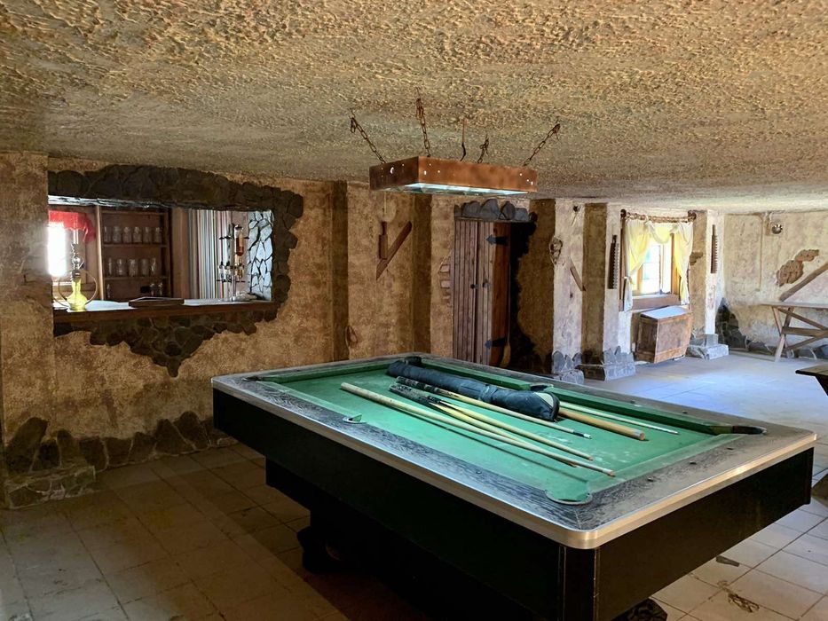 Будівля бувшого магазину з складськими приміщеннями