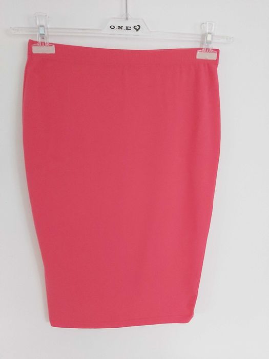 Piękna koralowa ołówkowa spódnica