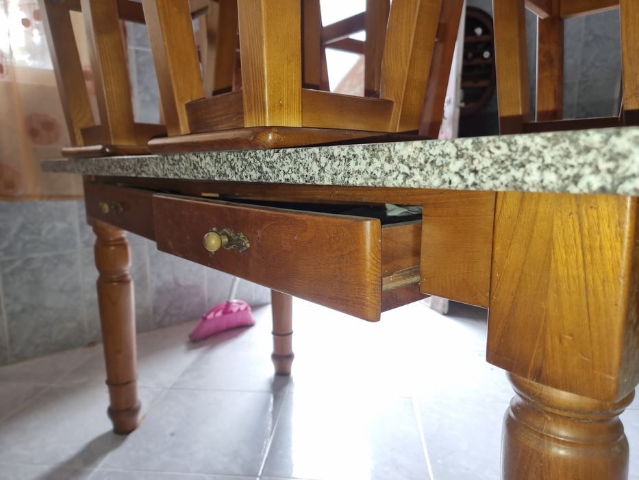 Mesa com granito, bancos