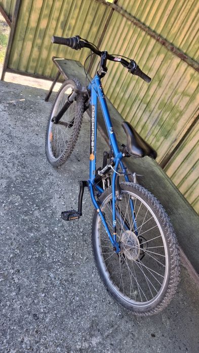 Bicicleta  azul e preta