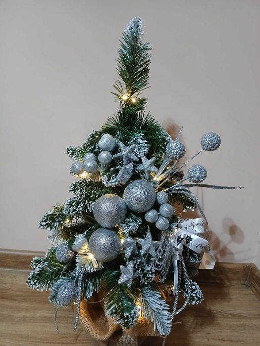 Choinka sztuczna na pniu 70cm z ozdobami i lamkami LED - ubrana