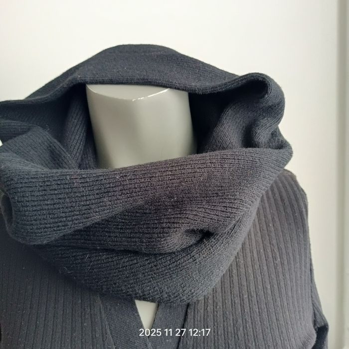 Czarny, ciepły komin unisex marki Olsen Collection.
