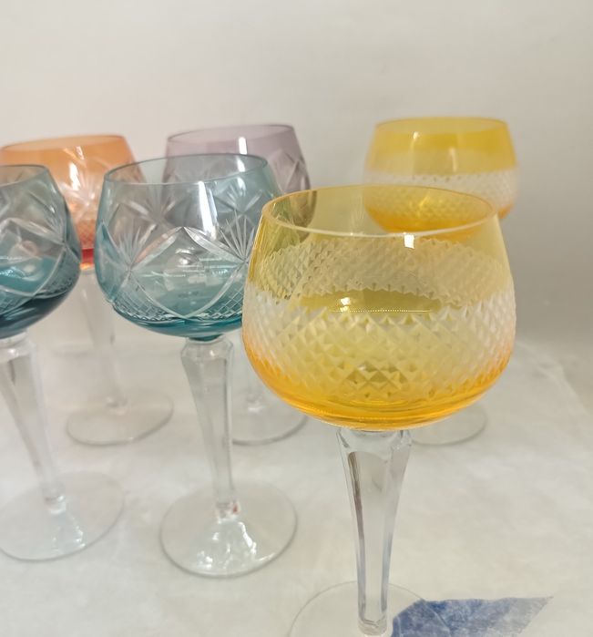 Бокалы разные, высокие.