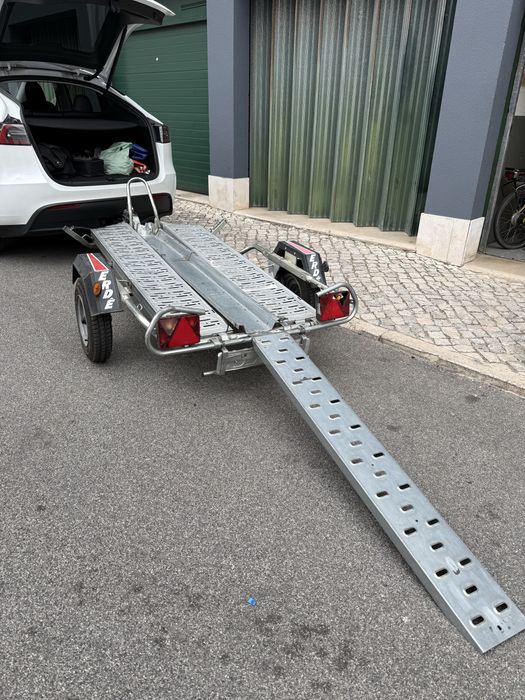Atrelado  para motas  de 2-3 e 4 rodas