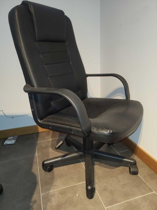 Duas Cadeiras de secretária