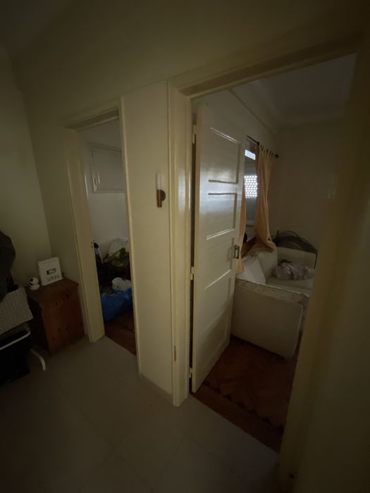Quarto grande com 2 divisorias para arrendar