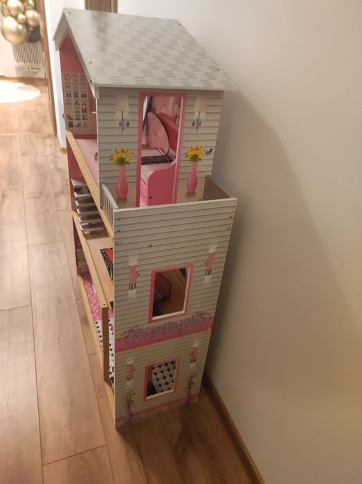 Duży, złożony domek dla lalek.