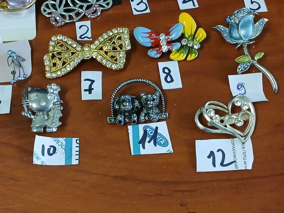 серьги, брошки, кольца,