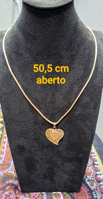 Fio com coração em prata dourada.