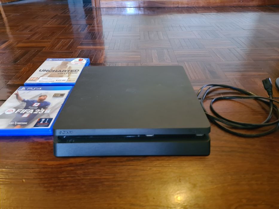 Playstation 4 Slim com 3 comandos