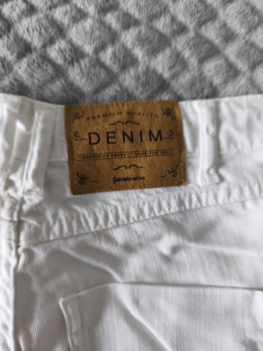 Białe spodenki z guzikami z wysokim stanem denim dżinsowe Stradivarius rozmiar XS
