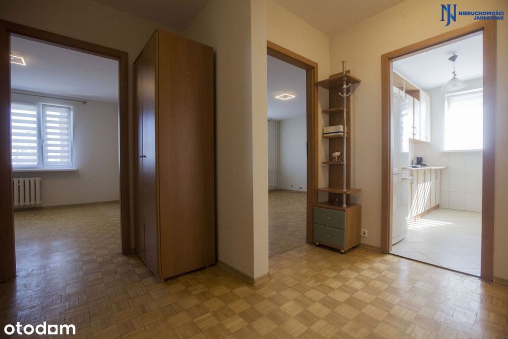 Pierwsze piętro, 3 pokoje, do zamieszkania