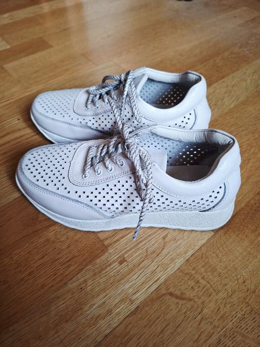 Шкіряні кросівки 36 розмір білі з перфорацією