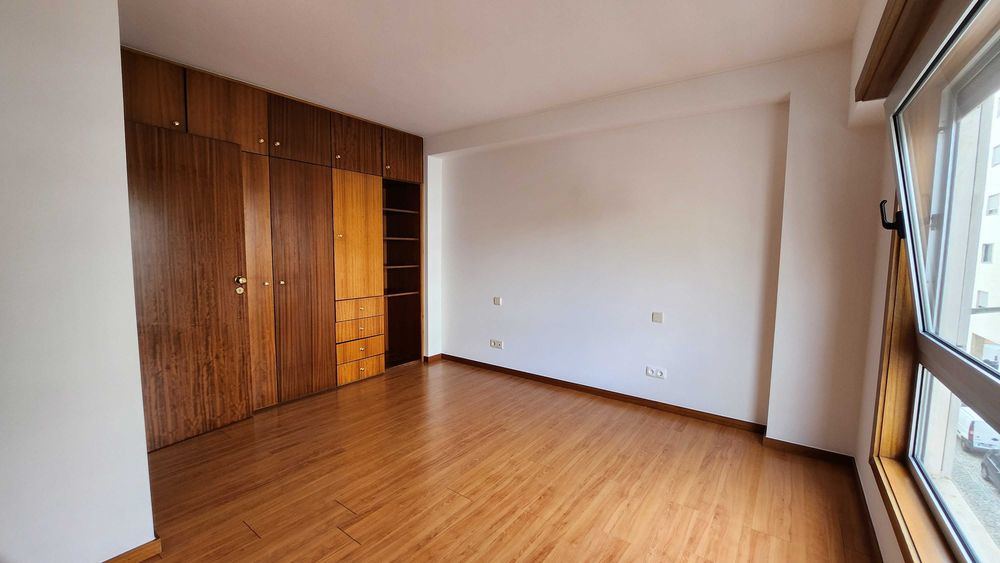 Arrenda-se apartamento T2 Vale das flores
