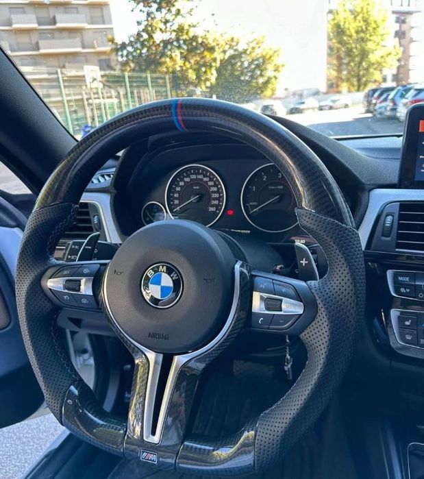 Volante M personalizado em carbono