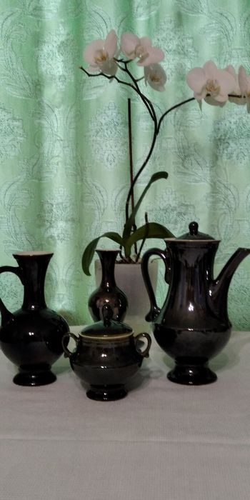 Кофейный сервиз. В комплект входит: кофейник,сахарница,ваза .