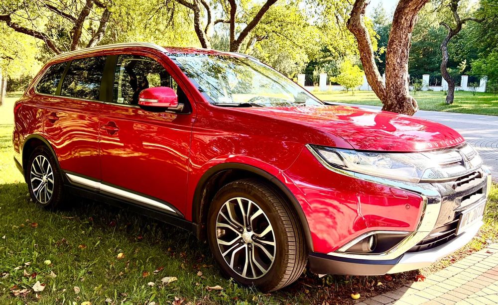 Mitsubishi Outlander Mitsubishi Outlander III 2.0 Intense 4WD CVT 7 miejsc benzyna pierwszy