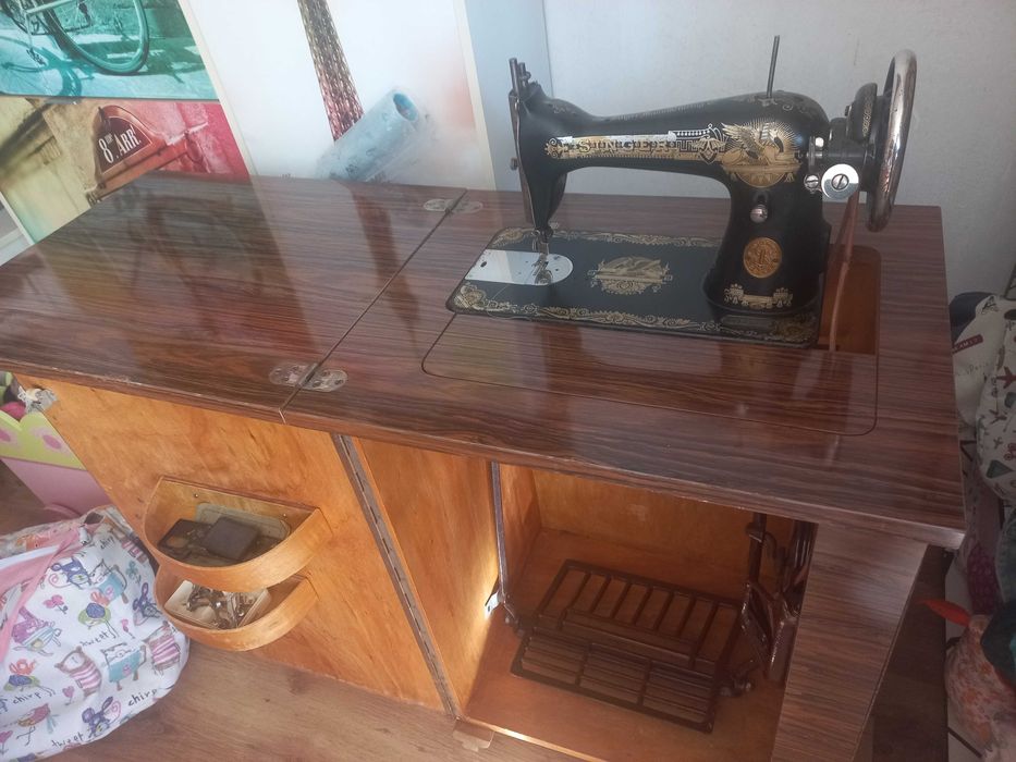 Maquina de custura com movel