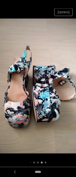 Buty na grubej podeszwie . Platformy