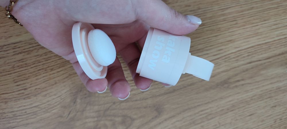 Kosmetyki, rzęsy, spinka, podkład