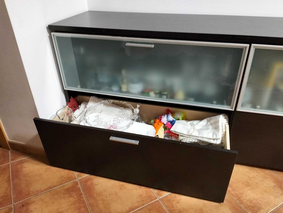 Aparador de sala em madeira, com portas de vidro temperado