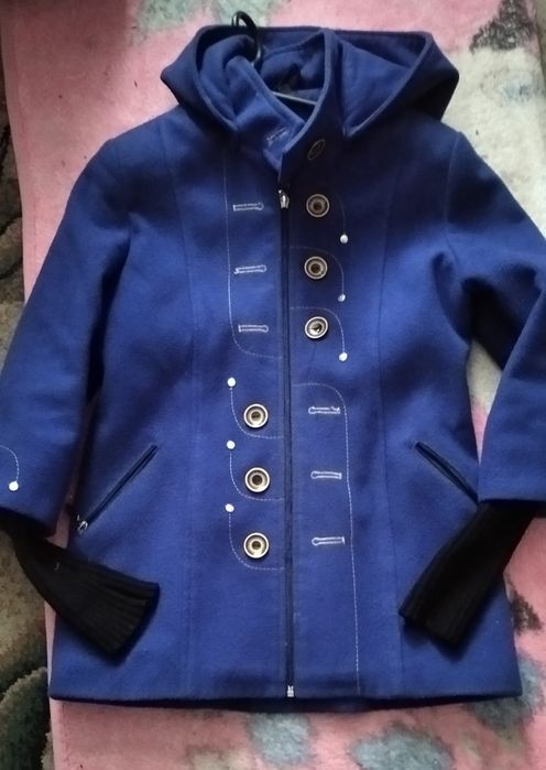 Пальтишко демисезонные 38р