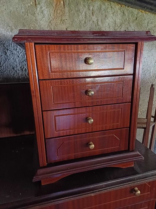 Cómoda e mesas cabeceiras